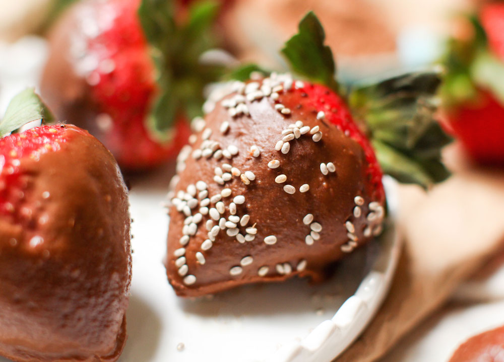 Chocolate Peanut Butter Covered Strawberries - FeastingonFruit.com